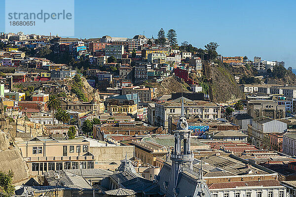 Malerische Aussicht auf Valparaiso und den Turm des Armada-Gebäudes vom Paseo Yugoslavo  Valparaiso  Provinz Valparaiso  Region Valparaiso  Chile  Südamerika