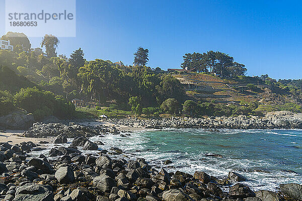 Strand von Las Cujas  Cachagua  Zapallar  Provinz Petorca  Region Valparaiso  Chile  Südamerika