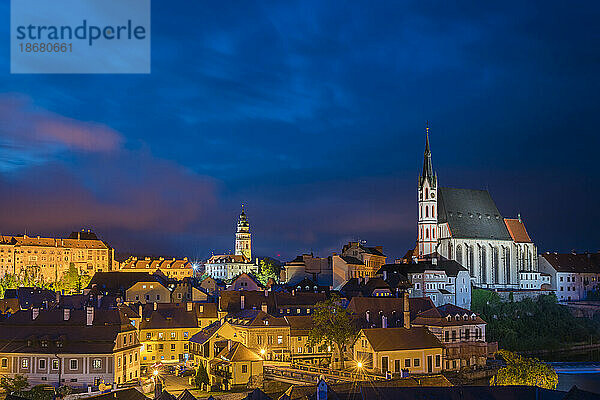 Blick auf das historische Zentrum von Cesky Krumlov  dominiert von der St.-Veits-Kirche in der Dämmerung  UNESCO-Weltkulturerbe  Cesky Krumlov  Südböhmische Region  Tschechische Republik (Tschechien)  Europa