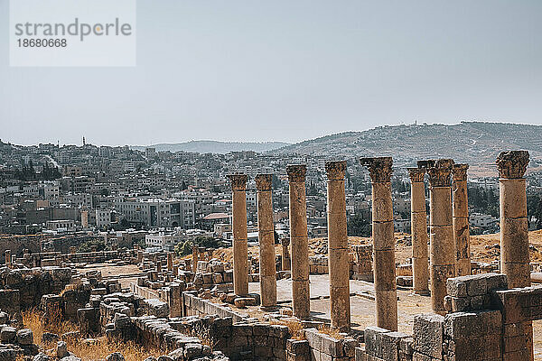 Die Ruinen eines römischen Tempels  mit der modernen Stadt Jerash im Hintergrund  Jerash  Jordanien  Naher Osten