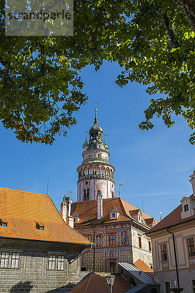 Staatsburg und Schloss Cesky Krumlov Turm und blauer Himmel  UNESCO-Weltkulturerbe  Cesky Krumlov  Südböhmische Region  Tschechische Republik (Tschechien)  Europa