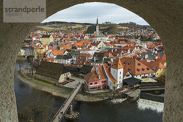 Historische Stadt Cesky Krumlov und der Burgturm von Cesky Krumlov  eingerahmt von einem Fenster auf der Mantelbrücke  UNESCO-Weltkulturerbe  Cesky Krumlov  Südböhmische Region  Tschechische Republik (Tschechien)  Europa