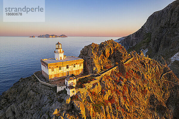 Luftaufnahme des Leuchtturms Punta della Guardia auf einer Klippe auf der Insel Ponza  beleuchtet vom Sonnenaufgang  Insel Ponza  Pontinische Inseln  Mittelmeer  Latium  Latium  Italien  Europa