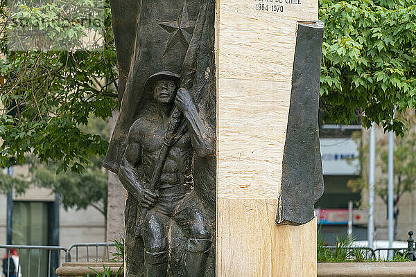 Statue eines Soldaten als Teil der Statue des chilenischen Präsidenten Eduardo Frei Montalva auf der Plaza de la Constitucion vor dem La Moneda-Palast  Santiago  Metropolregion Santiago  Chile  Südamerika