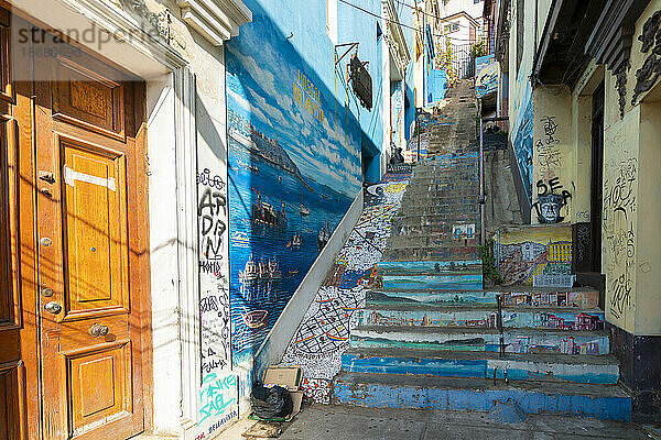 Blaue Treppe in einer engen Gasse  Cerro Bellavista  Valparaiso  Provinz Valparaiso  Region Valparaiso  Chile  Südamerika