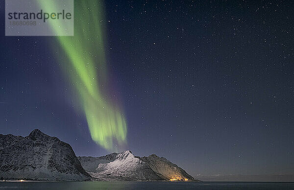 Die Aurora Borealis (Nordlichter) über dem Steinfjord und dem Berg Skinnarmen  Senja  Kreis Troms und Finnmark  Norwegen  Skandinavien  Europa