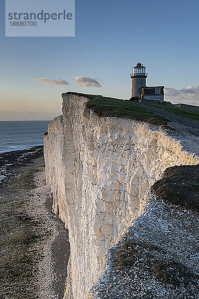 Belle Tout Leuchtturm über weißen Kreidefelsen  Beachy Head  in der Nähe von Eastbourne  South Downs Nationalpark  East Sussex  England  Vereinigtes Königreich  Europa