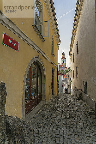 Staatsburg und Schloss Cesky Krumlov Turm von der engen Masna-Straße aus gesehen  UNESCO-Weltkulturerbe  Cesky Krumlov  Südböhmische Region  Tschechische Republik (Tschechien)  Europa