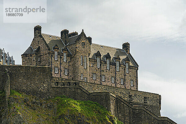 Low-Angle-Ansicht des Edinburgh Castle Hospital  Edinburgh  Schottland  Vereinigtes Königreich  Europa
