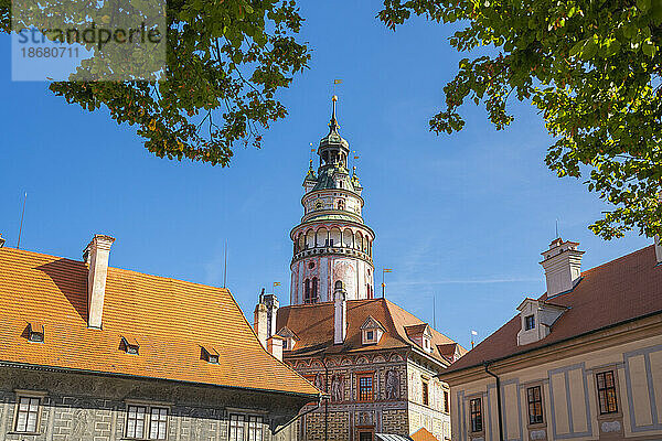 Staatsburg und Schloss Cesky Krumlov ragen inmitten des blauen Himmels auf  UNESCO-Weltkulturerbe  Cesky Krumlov  Südböhmische Region  Tschechische Republik (Tschechien)  Europa