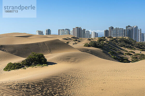 Sanddünen und Wohnhochhäuser  Concon  Provinz Valparaiso  Region Valparaiso  Chile  Südamerika