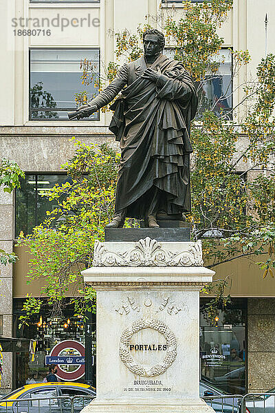 Statue des chilenischen Staatsmannes Diego Portales auf der Plaza de la Constitucion vor dem La Moneda-Palast  Santiago  Metropolregion Santiago  Chile  Südamerika