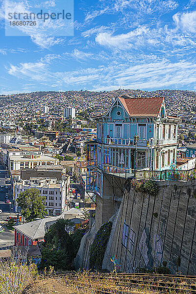 Berühmtes blaues Restaurant Casa Cuatro Vientos am Paseo 21 de Mayo und im Stadtzentrum  UNESCO  Valparaiso  Region Valparaiso  Chile  Südamerika