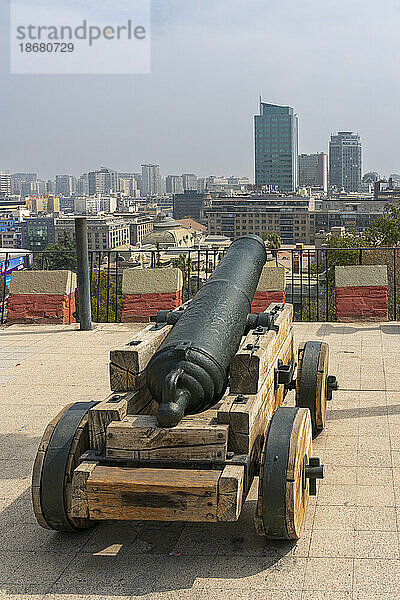 Canon auf dem Hügel Santa Lucia mit dem Stadtzentrum von Santiago im Hintergrund  Metropolregion Santiago  Chile  Südamerika