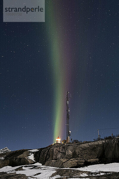 Vertikale mehrfarbige Streifen der Aurora Borealis (Nordlichter) über dem Leuchtturm von Tungeneset  Tungeneset  Senja  Kreis Troms und Finnmark  Norwegen  Skandinavien  Europa