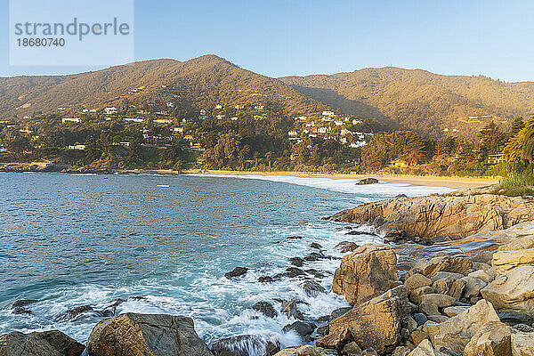 Strand von Zapallar bei Sonnenuntergang  Zapallar  Provinz Petorca  Region Valparaiso  Chile  Südamerika