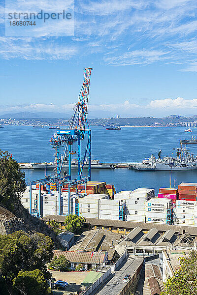 Kran und Frachtcontainer gestapelt im Hafen von Valparaiso  Valparaiso  Provinz Valparaiso  Region Valparaiso  Chile  Südamerika