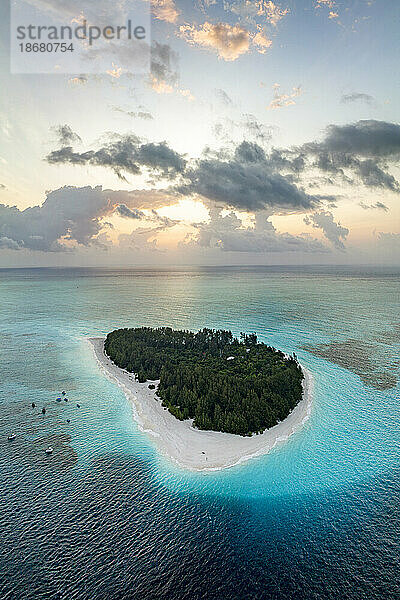 Luftpanorama des idyllischen tropischen Atolls im Morgengrauen  Mnemba-Insel  Sansibar  Tansania  Ostafrika  Afrika