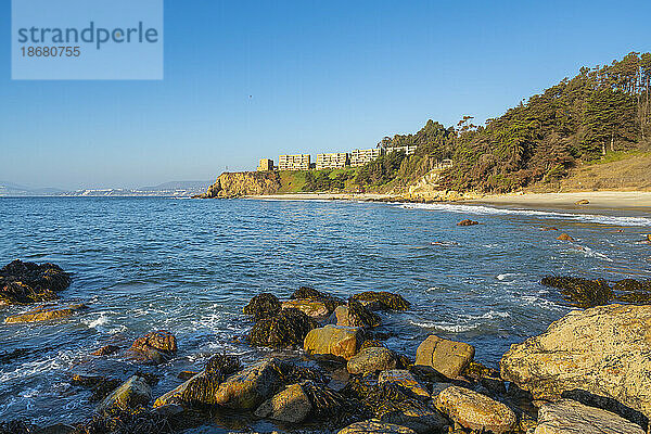 Felsen am Playa Cau Cau bei Sonnenuntergang  Horcon  Puchuncavi  Provinz Valparaiso  Region Valparaiso  Chile  Südamerika