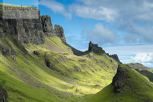 Malerischer Blick auf die grüne Landschaft bei Quiraing  Isle of Skye  Innere Hebriden  Highland Region  Schottland  Vereinigtes Königreich  Europa