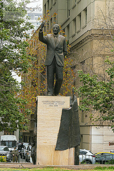 Statue des chilenischen Präsidenten Eduardo Frei Montalva auf der Plaza de la Constitucion vor dem La Moneda-Palast  Santiago  Metropolregion Santiago  Chile  Südamerika