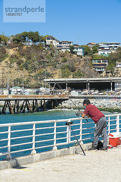 Fischer angeln am Pier  Caleta Portales  Valparaiso  Provinz Valparaiso  Region Valparaiso  Chile  Südamerika