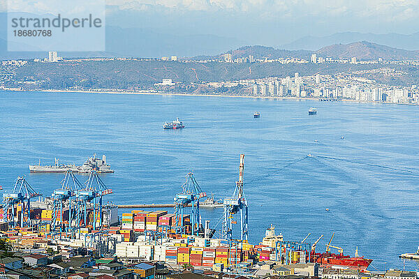 Hochwinkelaufnahme von Kränen und Frachtcontainern  die im Hafen von Valparaiso  Valparaiso  Provinz Valparaiso  Region Valparaiso  Chile  Südamerika gestapelt sind