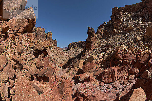 Riesige Felsbrocken aus einem Felssturz in einem schmalen Abschnitt der Südgabelung des Soap Creek Canyon im Marble Canyon  Arizona  Vereinigte Staaten von Amerika  Nordamerika