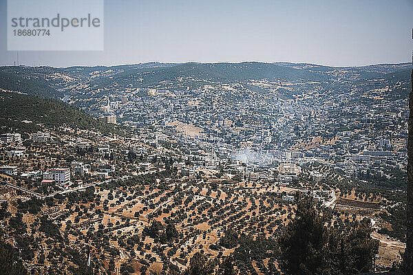 Blick über die Landschaft von Ajilun vom Burgberg  Jordanien  Naher Osten