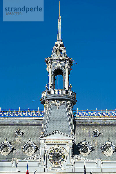 Detail der Fassade und des Turms des Edificio Armada de Chile an der Plaza Sotomayor  UNESCO  Valparaiso  Provinz Valparaiso  Region Valparaiso  Chile  Südamerika