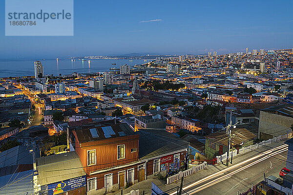 Stadtzentrum von Valparaiso in der Dämmerung  Provinz Valparaiso  Region Valparaiso  Chile  Südamerika