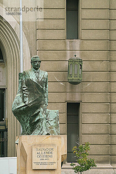 Statue des chilenischen Präsidenten Salvador Allende Gossens auf der Plaza de la Constitucion vor dem La Moneda-Palast  Santiago  Metropolregion Santiago  Chile  Südamerika