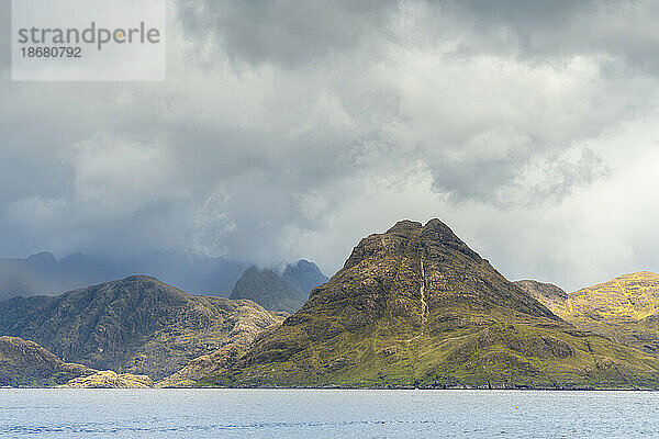 Black Cuillin Mountains vom Elgol-Strand aus gesehen  Isle of Skye  Innere Hebriden  Schottisches Hochland  Schottland  Vereinigtes Königreich  Europa