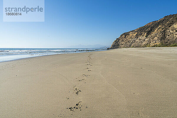 Fußspuren im Sand am Strand von Quirilluca  Puchuncavi  Provinz Valparaiso  Region Valparaiso  Chile  Südamerika