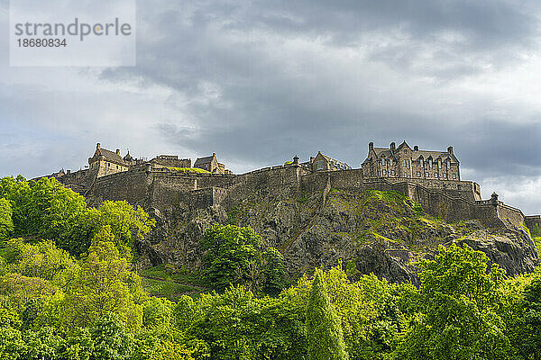 Low-Angle-Ansicht des Edinburgh Castle auf Felsen  Edinburgh  Schottland  Vereinigtes Königreich  Europa