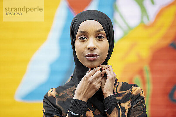 Porträt einer jungen Frau mit Hijab