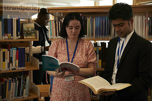 Universitätsstudenten lesen Bücher in der Bibliothek