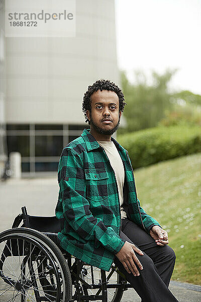 Junger Mann im Rollstuhl draußen