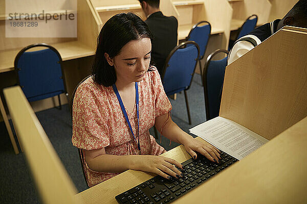 Universitätsstudent nutzt Computer in der Bibliothek