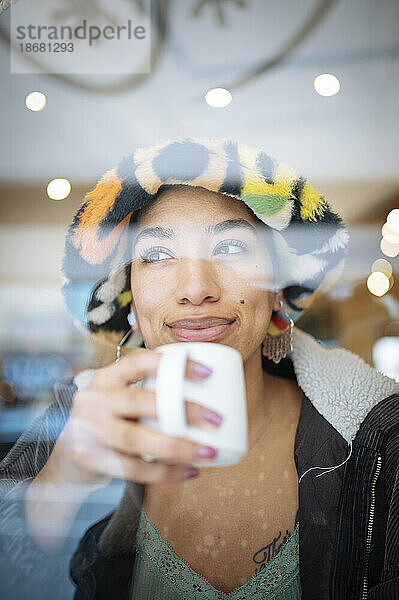 Hipster junge Frau trinkt Kaffee im Café