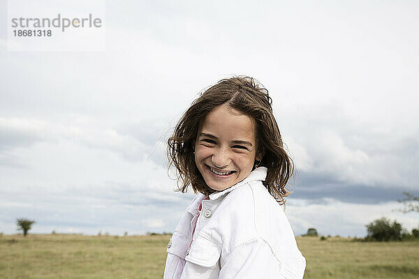 Porträt eines lächelnden Mädchens (10-11) im Feld