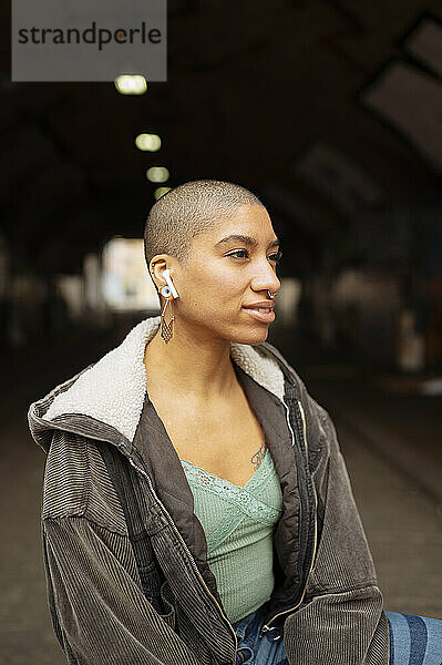 Hipster junge Frau mit Kopfhörern