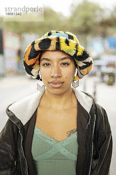 Porträt einer jungen Hipster-Frau mit Fischerhut