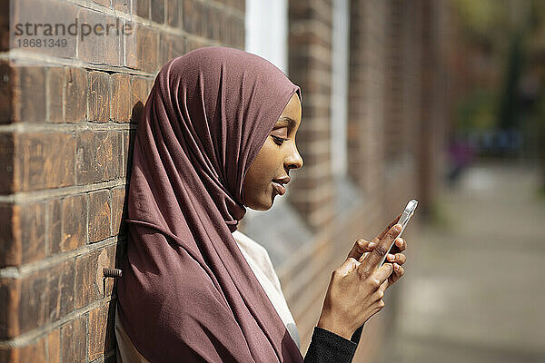 Junge Frau im Hijab telefoniert