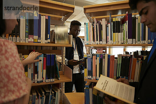 Universitätsstudenten lesen Bücher in der Bibliothek