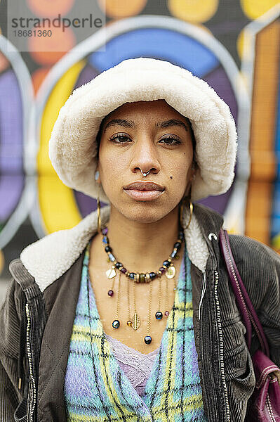 Porträt einer jungen Hipster-Frau mit Fischerhut