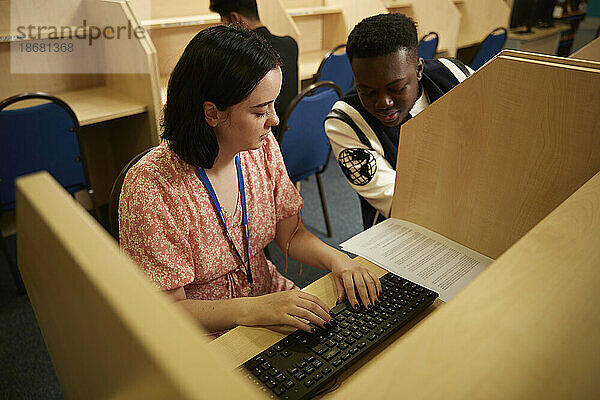 Universitätsstudenten nutzen Computer in der Bibliothek