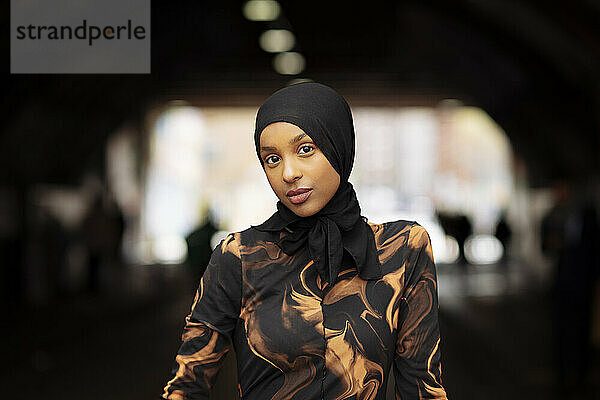Porträt einer jungen Frau mit Hijab