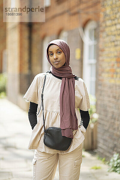 Porträt einer jungen Frau im Hijab  die draußen steht