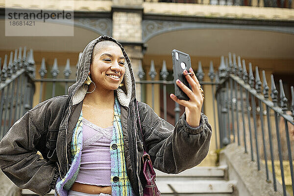 Hipster junge Frau macht Selfie auf der Straße